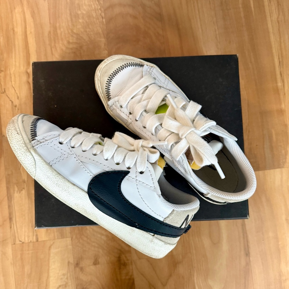 Blazer '77 Low Top Sneakers: Nike